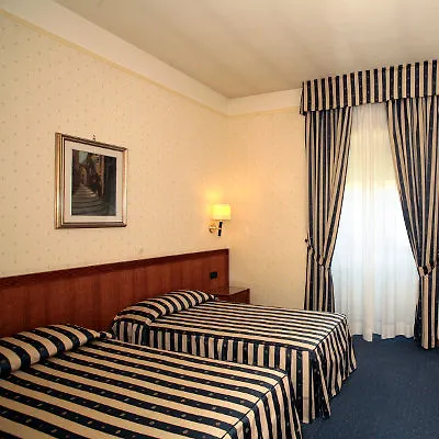 Szálloda De Paris 3*